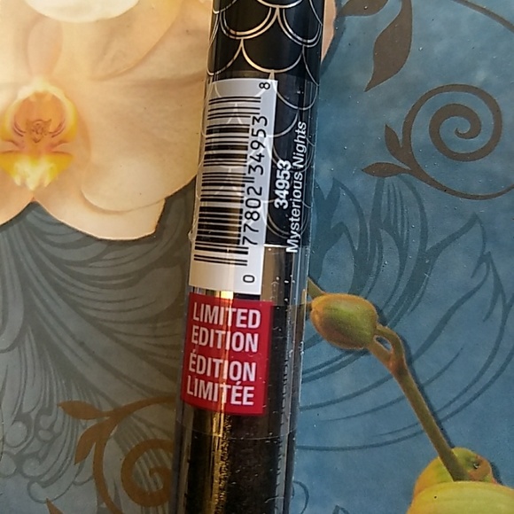 Limited edition metallic liquid eyeshadow - Picture 2 of 3